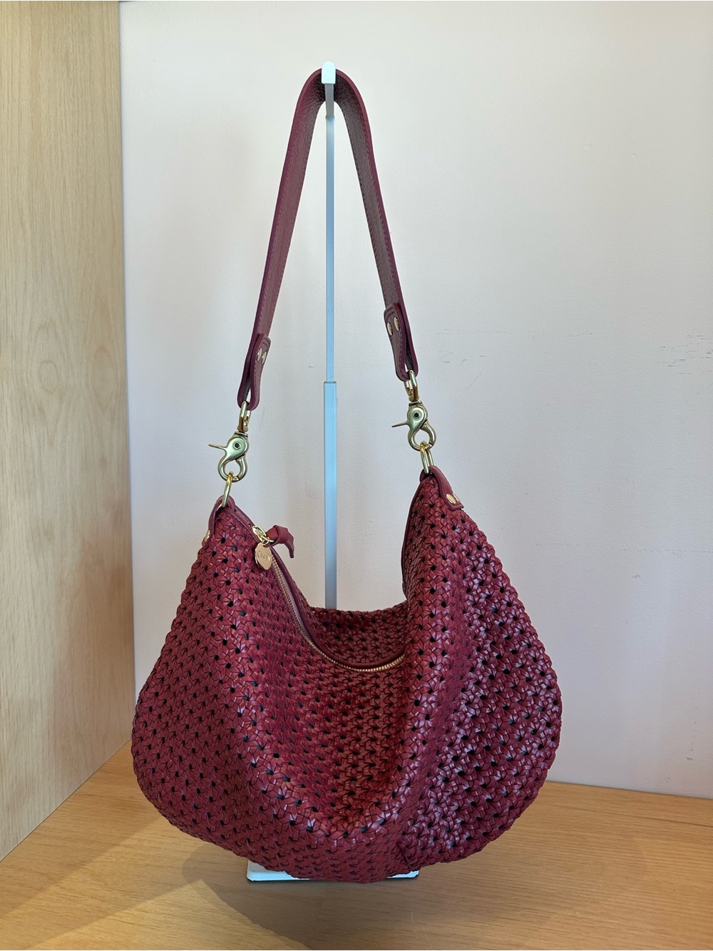 Clare V. Plummy Rattan Moyen Messenger - Picture 2 of 4